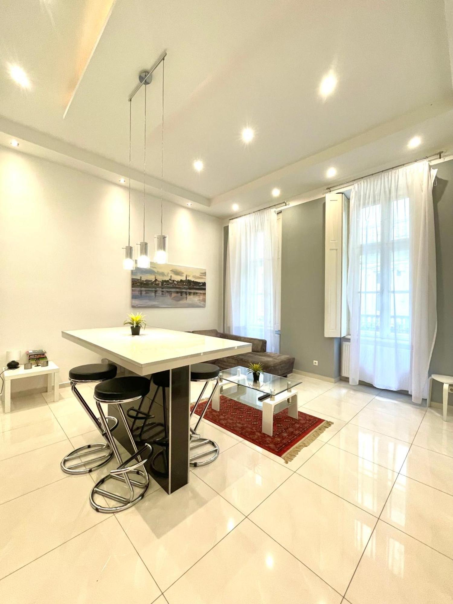 Amazing Swedish 3 Rooms Apartment In The City Center Budapest Exterior photo