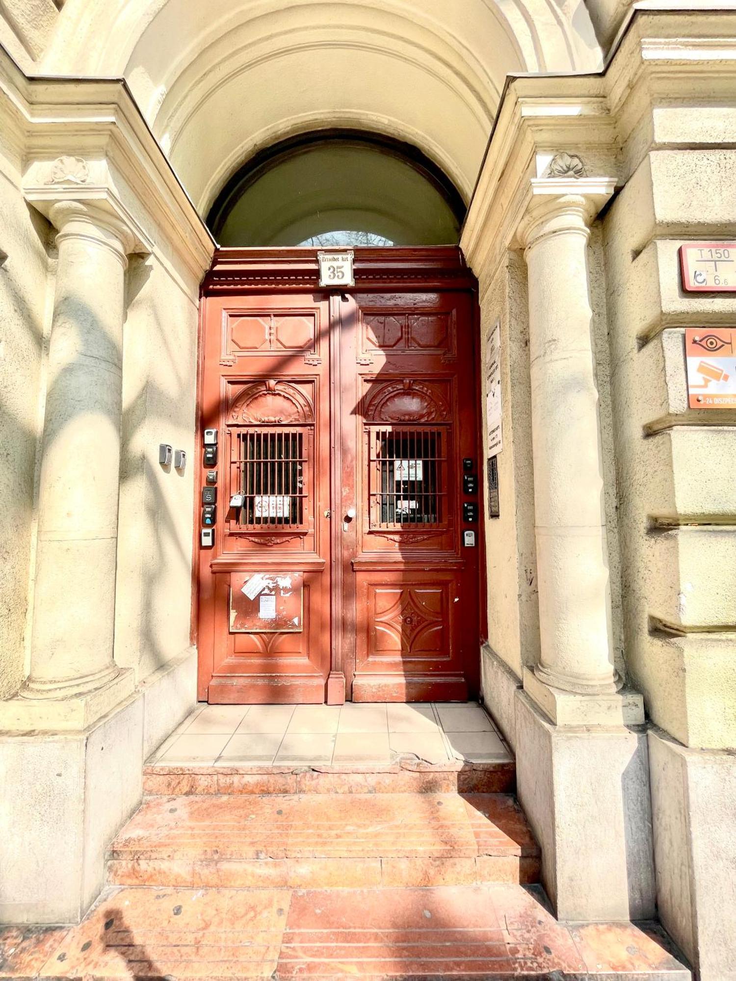 Amazing Swedish 3 Rooms Apartment In The City Center Budapest Exterior photo