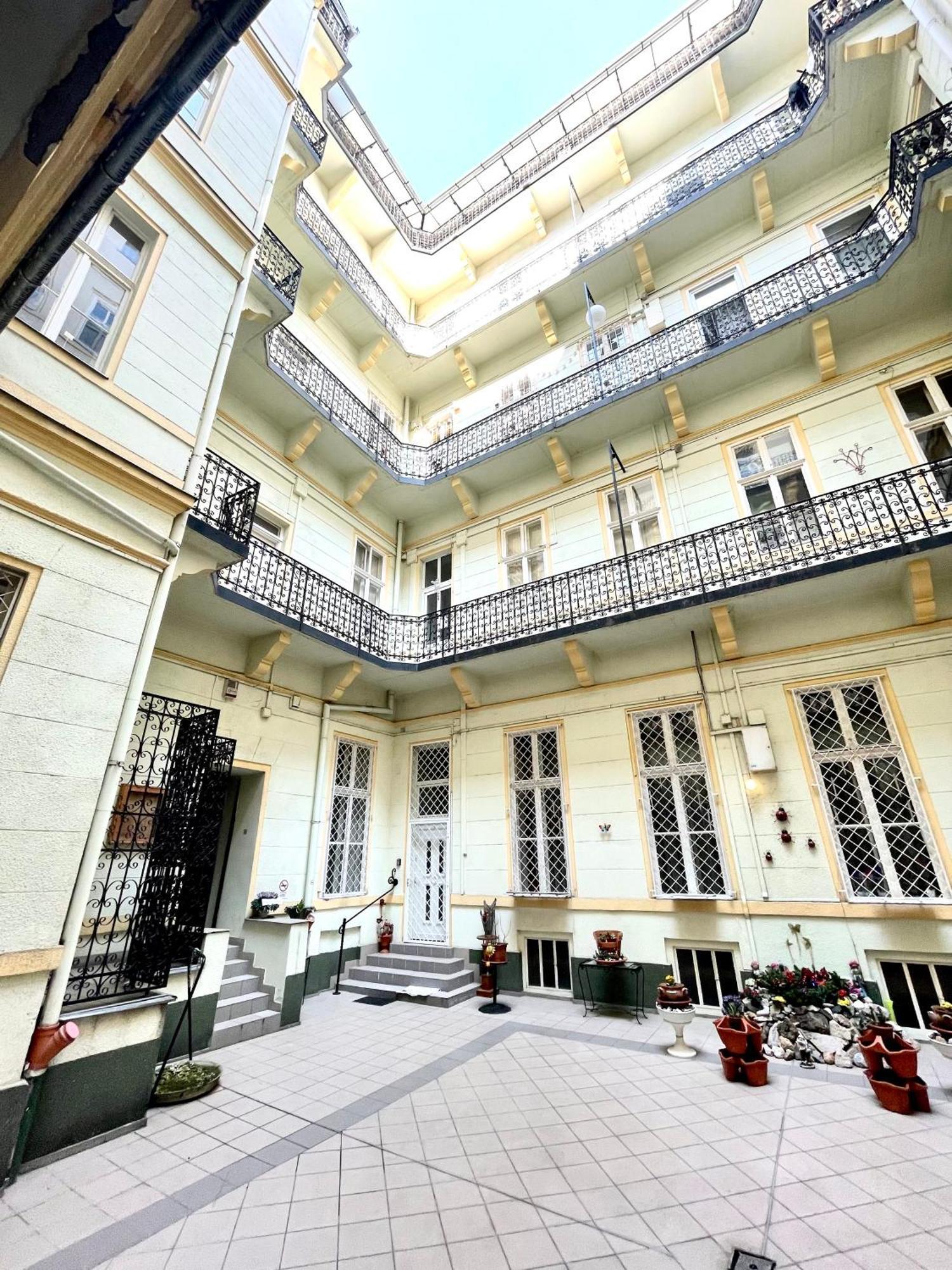 Amazing Swedish 3 Rooms Apartment In The City Center Budapest Exterior photo